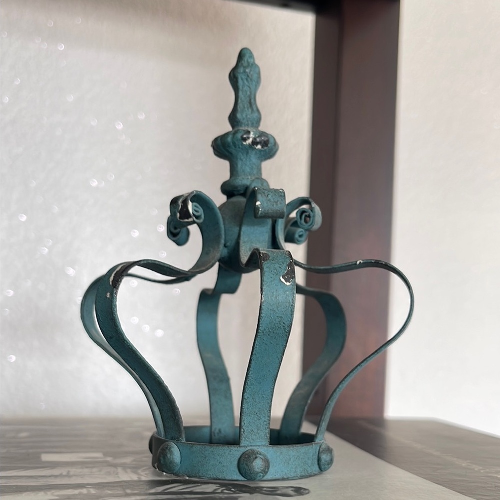 Rustic Blue Crown Decor - Picture 4 of 13